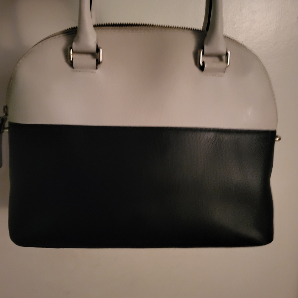 Elegant Black and Cream Handbag - Picture 5 of 5